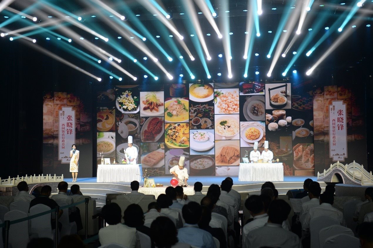 花園國(guó)際大酒店廚師長(zhǎng)朱燾、西園飯店行政總廚張曉鋒、冶春面點(diǎn)總廚倪秋香、冶春面點(diǎn)制作技藝第五代傳人陳詩(shī)雅展示淮揚(yáng)菜絕技。