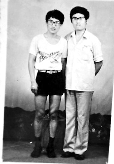 薛其坤（左）與大學(xué)同學(xué)合影。
