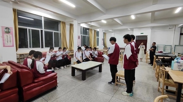 圖②：武平法院法官指導(dǎo)學(xué)生彩排。