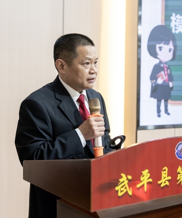 圖④：武平法院刑庭庭長候良石在模擬法庭后為學(xué)生上普法課。