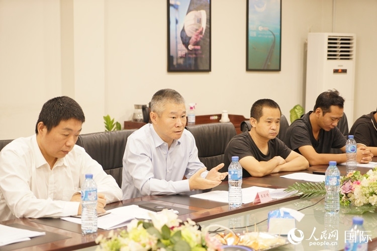 駐尼日利亞使館經商處公參王穎琦（左二）講話。人民網記者 姜宣攝