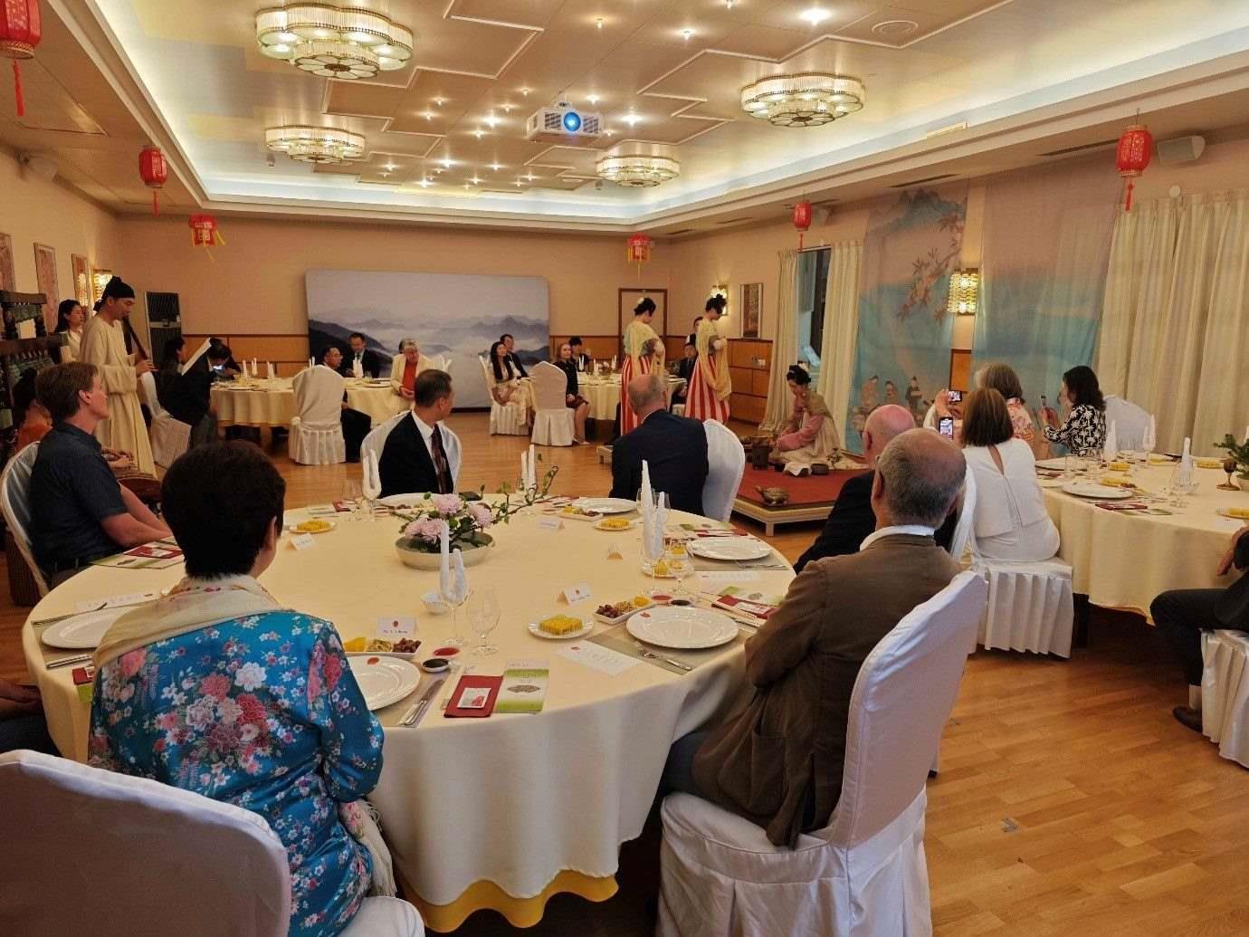 來(lái)賓們觀賞茶藝表演和品嘗中華美食。中國(guó)駐瑞典大使館供圖