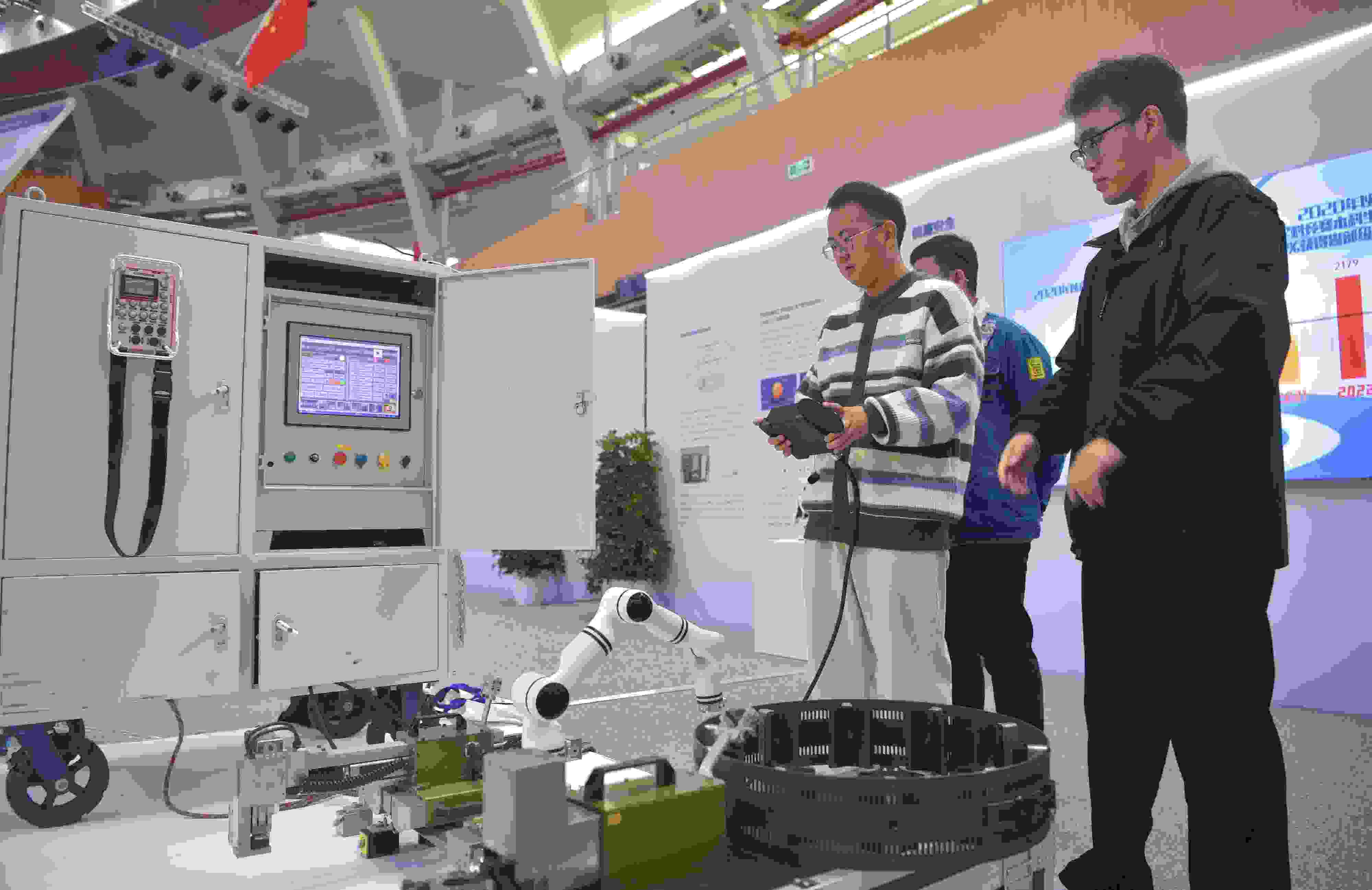 2023年，京南地區(qū)高?？萍汲晒平闀?huì)在北京建筑大學(xué)大興校區(qū)舉行。圖為高校師生在展示管道全位置焊接機(jī)器人系統(tǒng)成果。