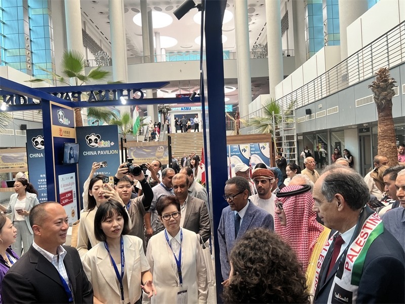 沙特廣播電視局首席執(zhí)行官、阿廣聯(lián)主席穆罕默德（右二）、阿廣聯(lián)秘書(shū)長(zhǎng)蘇萊曼（右三）等阿拉伯國(guó)家嘉賓參觀(guān)展臺(tái)。主辦方供圖