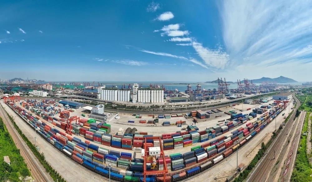 中哈連云港物流合作基地及集裝箱碼頭。（圖源：新華社）