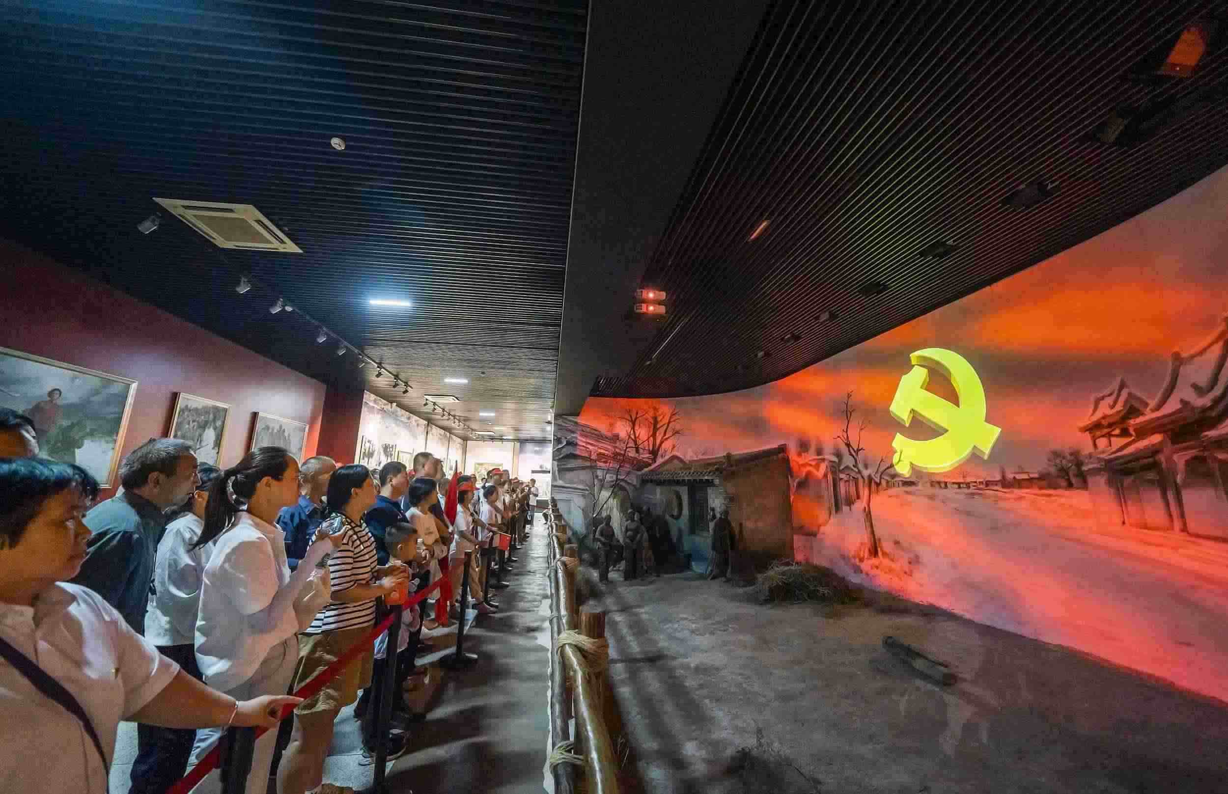 山西呂梁，游客正在文水縣劉胡蘭紀(jì)念館參觀。（圖片來源：視覺中國(guó)）