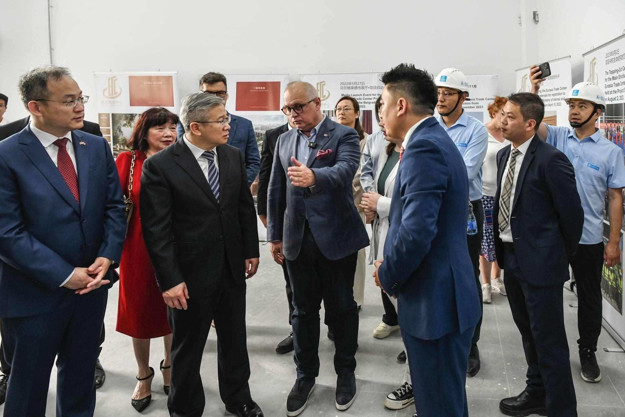 徐文光（左二）與韋西奇（左三）視察歐亞商貿(mào)中心。 歐亞商貿(mào)中心供圖