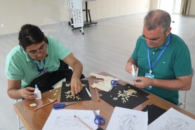 葡萄牙魯班工坊師生制作麥秸畫。