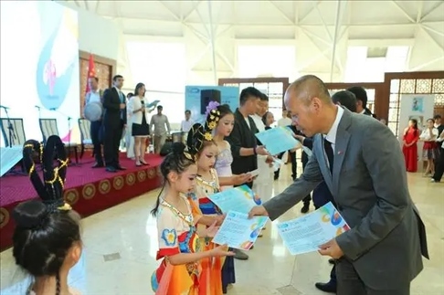 △當(dāng)?shù)貢r間6月27日，2024“未來世界”國際青少年藝術(shù)展演在塔吉克斯坦國家博物館開幕。