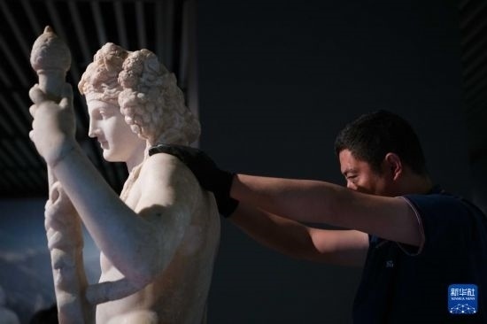 7月2日，工作人員將開箱后的古希臘文物放置在展臺上。新華社記者 張端 攝