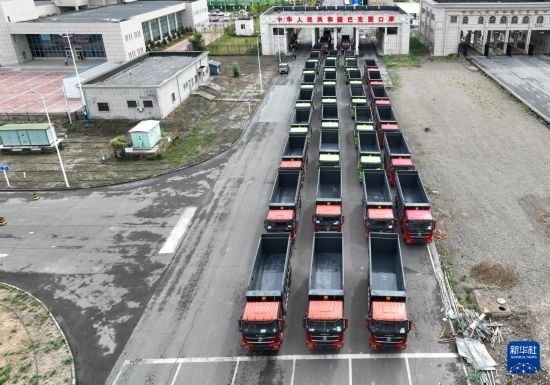 7月2日，車(chē)輛在巴克圖口岸辦理通關(guān)手續(xù)（無(wú)人機(jī)照片）。新華社發(fā)（馬丁 攝）