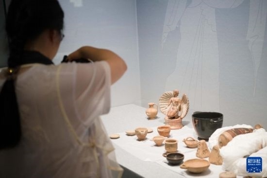 7月2日，開箱后的古希臘文物被工作人員移入展柜。新華社記者 張端 攝