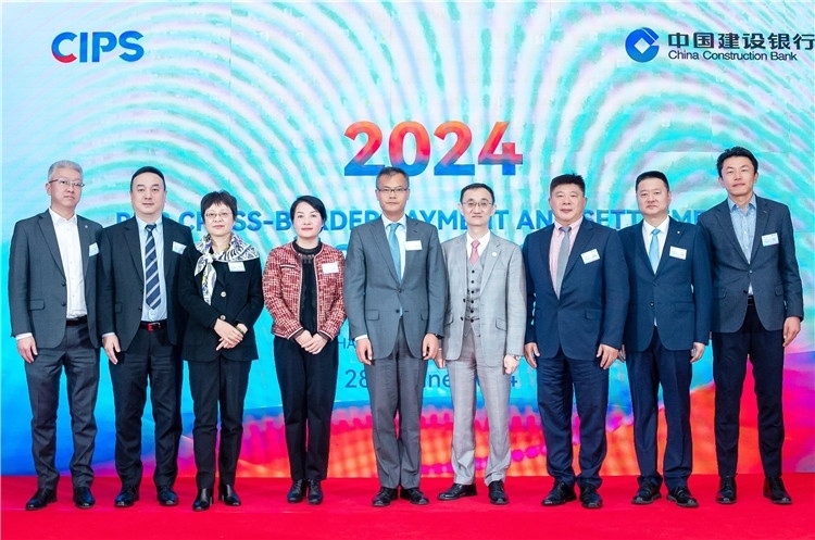 鄭冰開公使與CIPS公司、建行總行以及在南中資銀行合影、留念。（中國建設(shè)銀行約翰內(nèi)斯堡分行供圖）