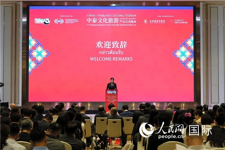 泰國(guó)文化部副部長(zhǎng)普洛伊·塔尼庫(kù)發(fā)表演講。