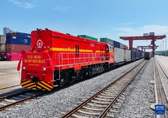 5月29日，在中哈連云港物流合作基地，首列連云港-阿拉木圖“滾裝+班列”跨境多式聯(lián)運專列整裝待發(fā)（無人機照片）。新華社發(fā)（王健民 攝）