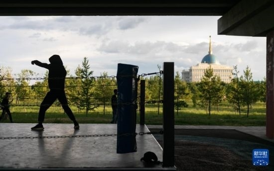 7月2日，在哈薩克斯坦首都阿斯塔納，一名男子在橋下運(yùn)動(dòng)場(chǎng)練習(xí)拳擊。新華社記者 白雪騏 攝