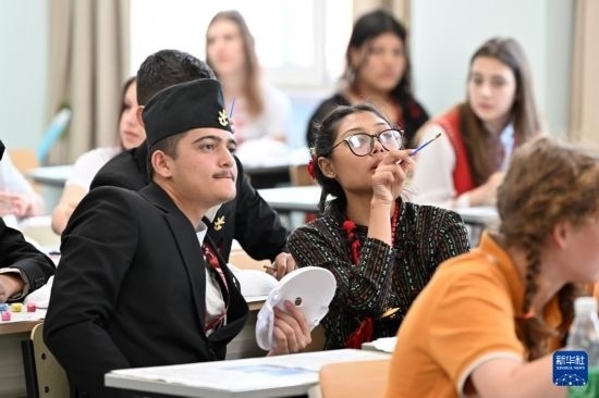 7月3日，外國學(xué)生在學(xué)習(xí)中國文化。新華社記者 李然 攝