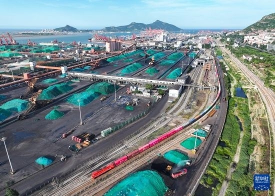 6月26日，“韓國-連云港-中亞”國際多式聯(lián)運班列從中哈連云港物流合作基地出發(fā)，駛往哈薩克斯坦、烏茲別克斯坦（無人機照片）。班列運載的55個大柜此前于6月13日從韓國境內(nèi)發(fā)出，經(jīng)釜山港海運抵達(dá)連云港后轉(zhuǎn)由鐵路運輸。新華社記者 季春鵬 攝