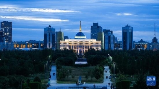 這是7月2日在哈薩克斯坦首都阿斯塔納拍攝的總統(tǒng)府及城市建筑。新華社記者 王建華 攝