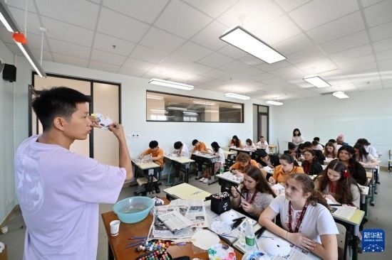 7月3日，外國學(xué)生在學(xué)習(xí)繪制京劇臉譜。新華社記者 李然 攝