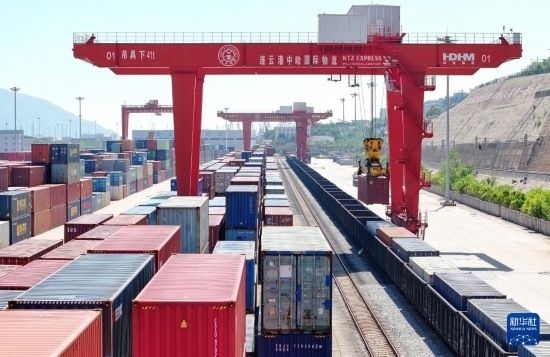 6月30日，在中哈連云港物流合作基地，大型機械在吊裝集裝箱（無人機照片）。新華社發(fā)（王健民 攝）