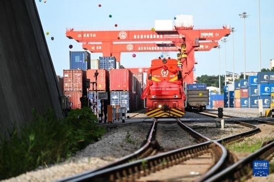 6月26日，“韓國-連云港-中亞”國際多式聯(lián)運班列從中哈連云港物流合作基地出發(fā)，駛往哈薩克斯坦、烏茲別克斯坦。班列運載的55個大柜此前于6月13日從韓國境內(nèi)發(fā)出，經(jīng)釜山港海運抵達(dá)連云港后轉(zhuǎn)由鐵路運輸。新華社記者 季春鵬 攝