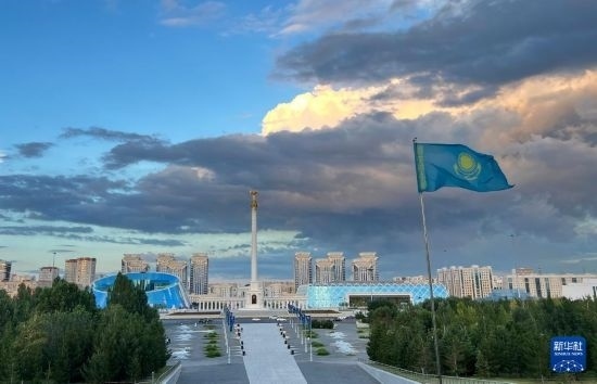 這是7月2日拍攝的哈薩克斯坦首都阿斯塔納獨(dú)立廣場(chǎng)。新華社記者 岳月偉 攝