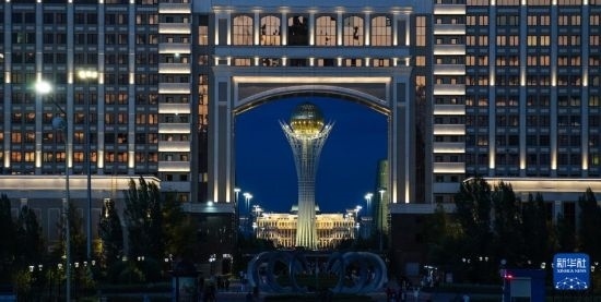 這是7月1日在哈薩克斯坦首都阿斯塔納透過一座建筑拍攝的巴伊杰列克觀景塔。新華社記者 王建華 攝