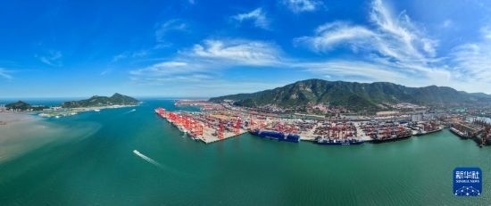6月26日，貨輪?？吭谶B云港港集裝箱碼頭（無人機照片）。新華社記者 季春鵬 攝
