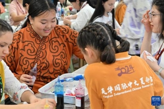 7月3日，外國學(xué)生在了解中國的染布技術(shù)。新華社記者 李然 攝