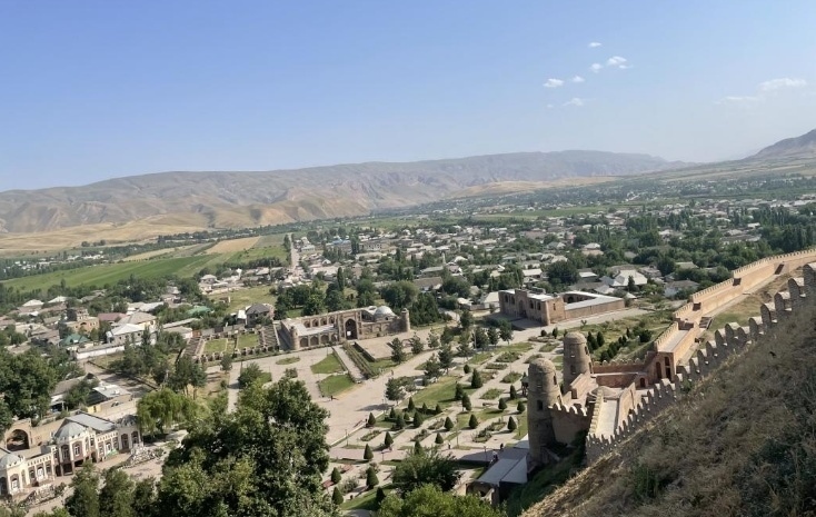 位于塔吉克斯坦杜尚別西北的吉薩爾古城，有著3000多年歷史。有研究認(rèn)為，張騫出使大宛回程途中曾經(jīng)過此地。圖為從吉薩爾古城城墻俯瞰城門與市鎮(zhèn)。本報(bào)記者 曲頌 攝