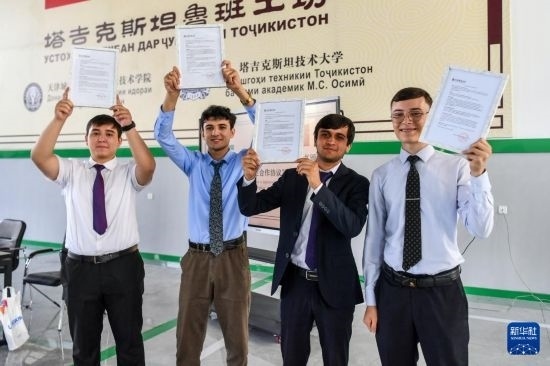 7月3日，在塔吉克斯坦首都杜尚別，魯班工坊赴華留學(xué)生展示錄取通知書。新華社記者 曹陽 攝