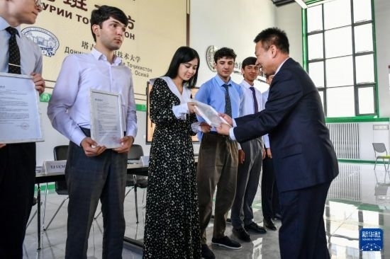 7月3日，在塔吉克斯坦首都杜尚別，天津城市建設(shè)管理職業(yè)技術(shù)學(xué)院的負(fù)責(zé)人為魯班工坊赴華留學(xué)生頒發(fā)錄取通知書。新華社記者 曹陽 攝
