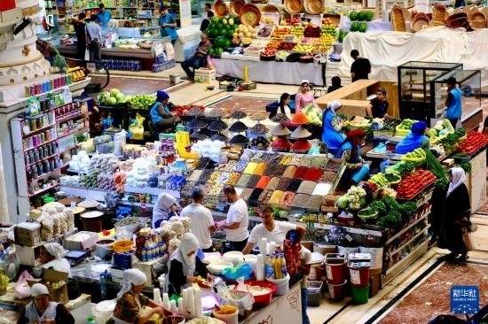 這是6月13日在塔吉克斯坦首都杜尚別拍攝的大巴扎內(nèi)景。新華社記者 鄭開君 攝