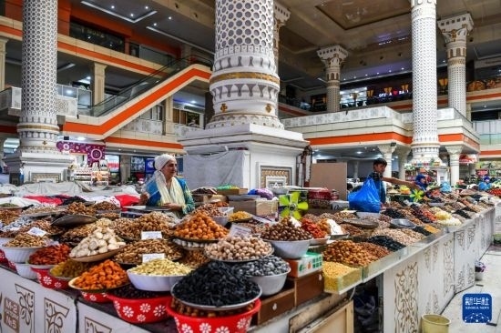 這是6月27日在塔吉克斯坦首都杜尚別拍攝的大巴扎內(nèi)景。新華社記者 曹陽 攝
