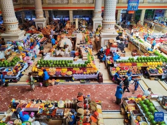 這是7月3日在塔吉克斯坦首都杜尚別拍攝的大巴扎內(nèi)景。新華社記者 燕雁 攝