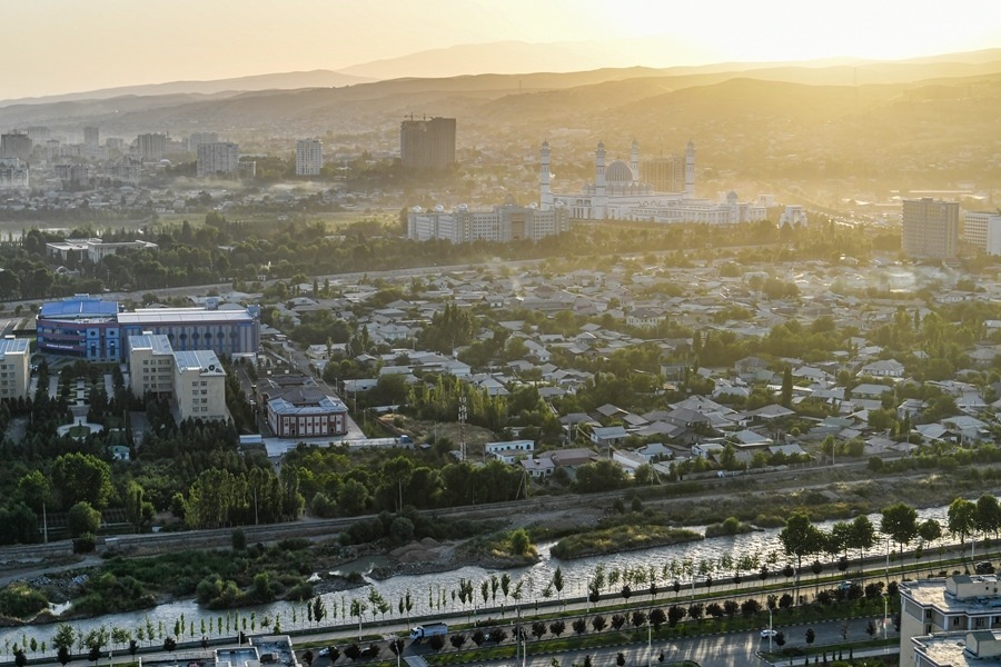 這是2024年6月26日拍攝的塔吉克斯坦首都杜尚別城市風(fēng)光。新華社記者 曹陽(yáng) 攝