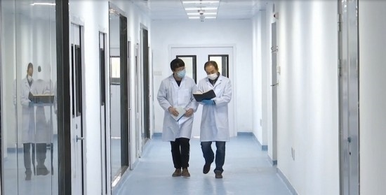 中國(guó)科學(xué)院贛江創(chuàng)新研究院科研人員在交流。（贛州市贛縣區(qū)融媒體中心供圖）