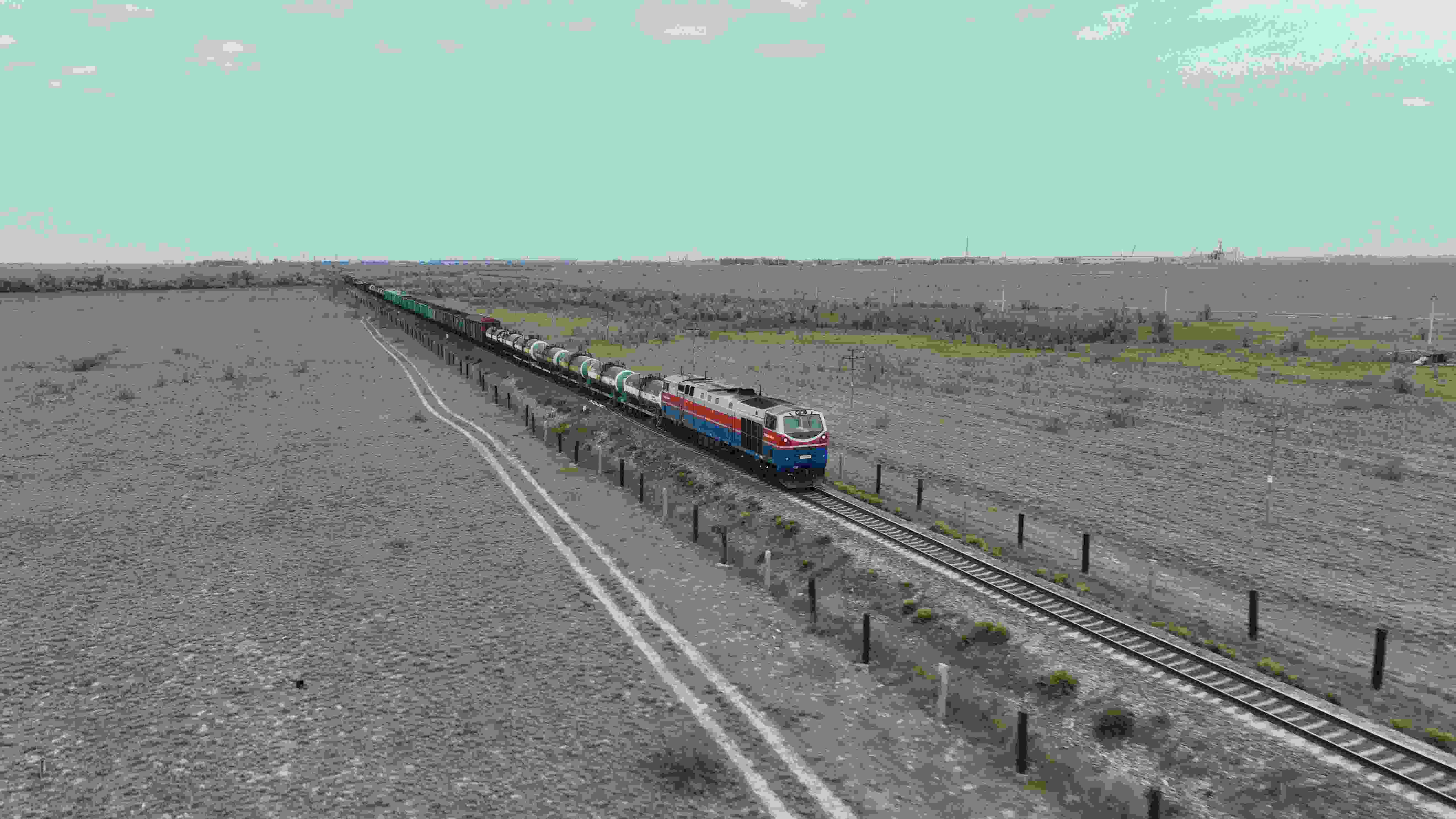 △ 2023年5月12日，在哈薩克斯坦阿拉木圖附近，貨運(yùn)列車馳騁于阿拉木圖與中國霍爾果斯間（無人機(jī)照片）。