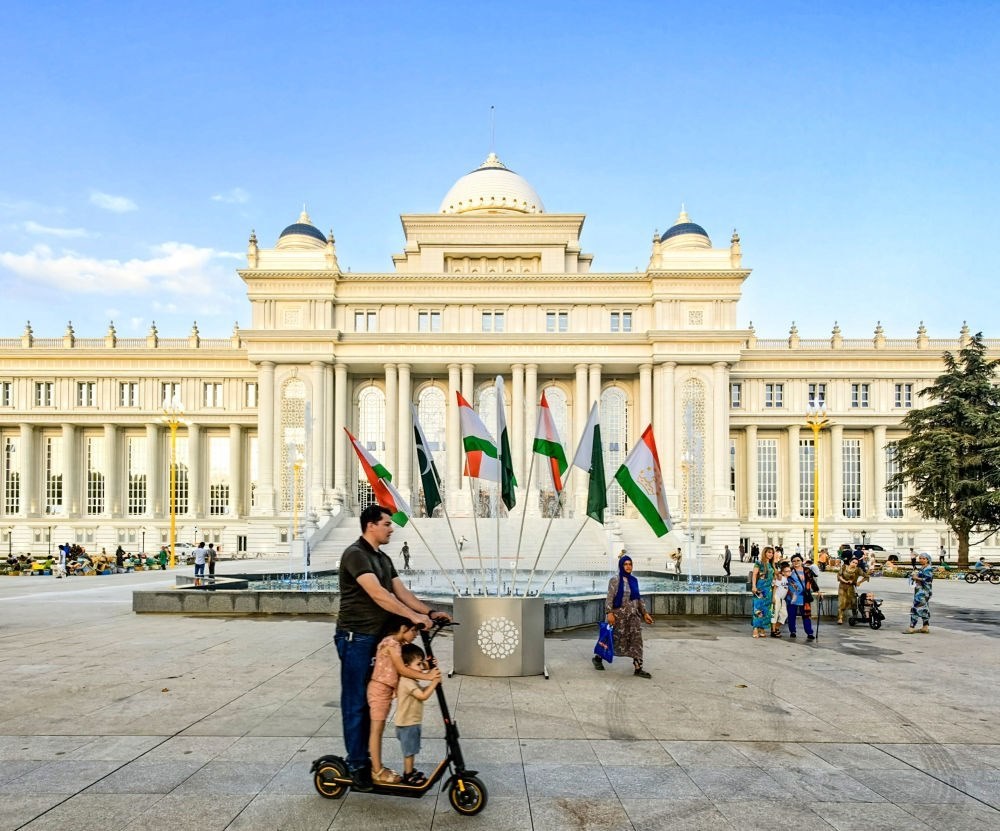 2024年7月1日，人們在塔吉克斯坦議會大樓前的廣場上休閑。