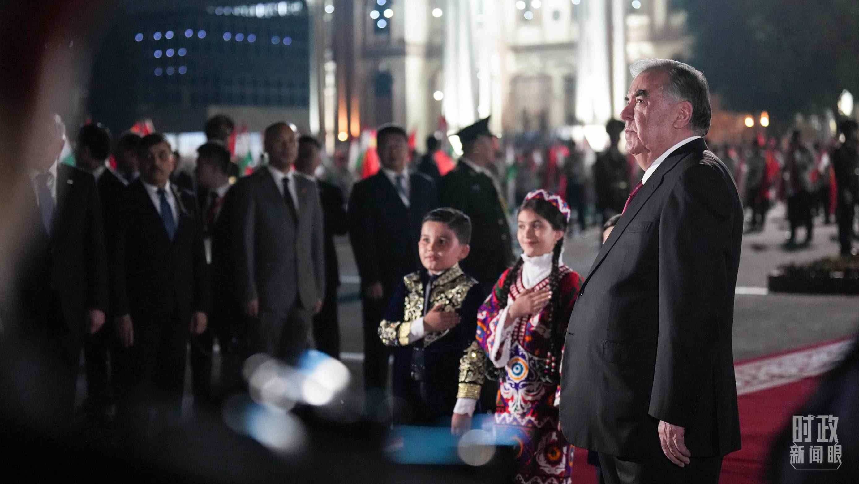 △拉赫蒙總統(tǒng)在機場迎接習主席。（總臺記者李晉拍攝）