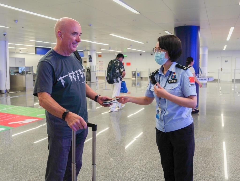  7月2日，南寧邊檢站移民管理警察引導外籍旅客有序通關(guān)。（南寧邊檢站供圖）
