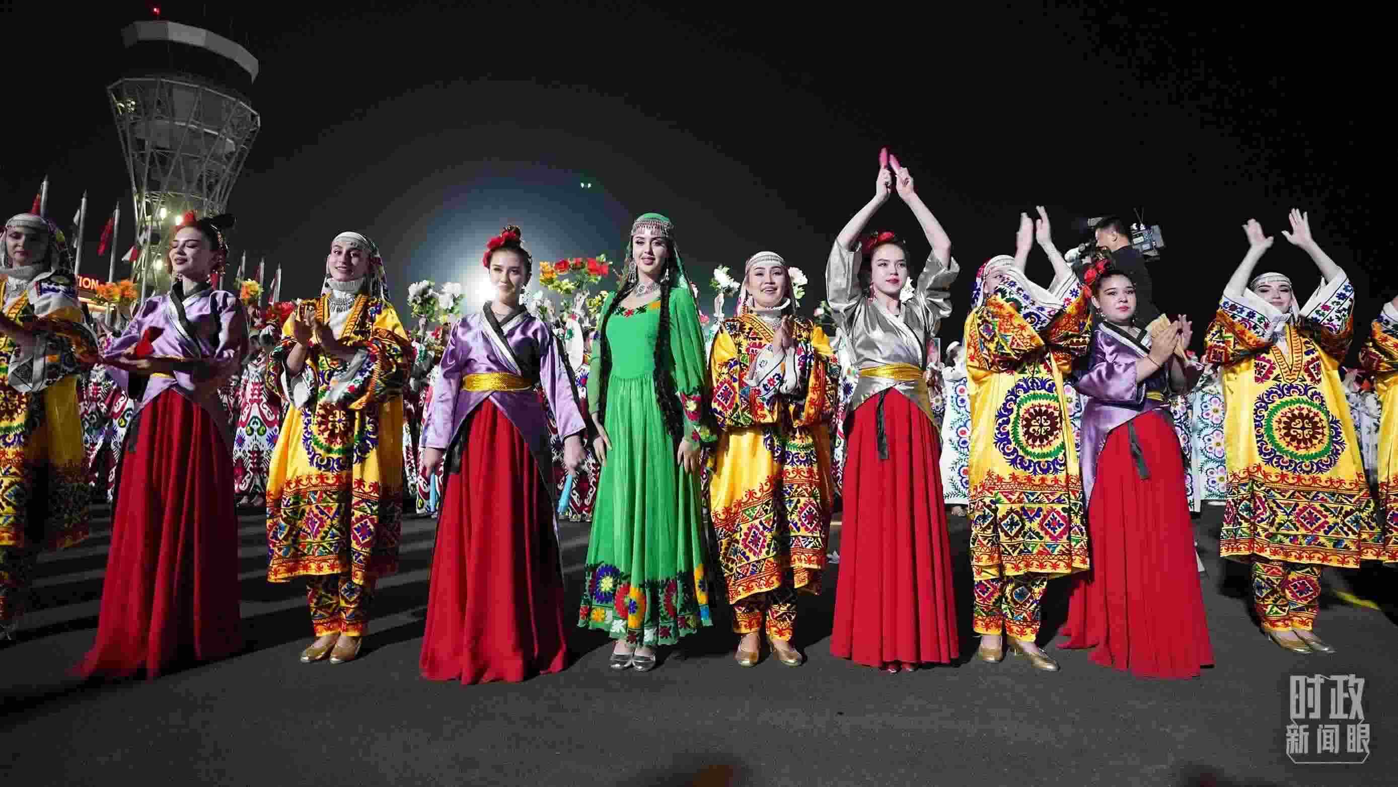 △迎賓儀式上身著民族盛裝的塔吉克斯坦青年。（總臺記者李晉拍攝）