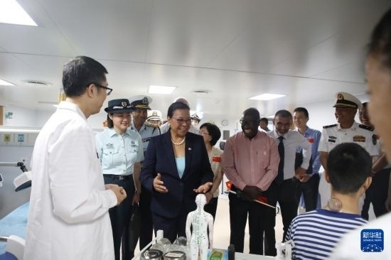 7月5日，塞舌爾衛(wèi)生部長維多在中國海軍“和平方舟”號醫(yī)院船上參觀中醫(yī)診室。新華社發(fā)（劉志磊 攝）