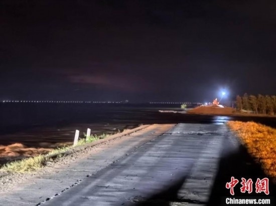  7月6日凌晨，湖南岳陽(yáng)華容縣團(tuán)洲垸洞庭湖一線堤防決口現(xiàn)場(chǎng)。中新社記者 白祖偕 攝