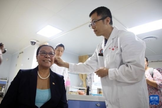 7月5日，塞舌爾衛(wèi)生部長維多在中國海軍“和平方舟”號醫(yī)院船上體驗(yàn)中醫(yī)。新華社發(fā)（劉志磊 攝）