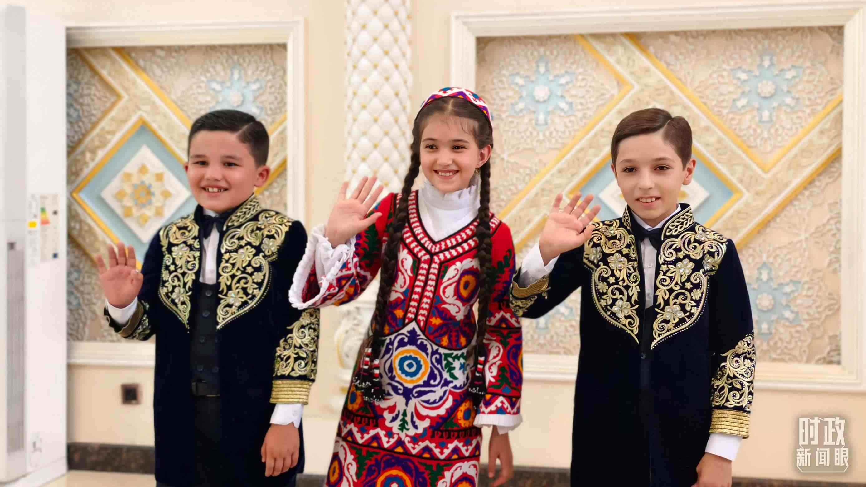 △在機場迎接習主席的塔吉克斯坦少年。（總臺央視記者韓銳拍攝）