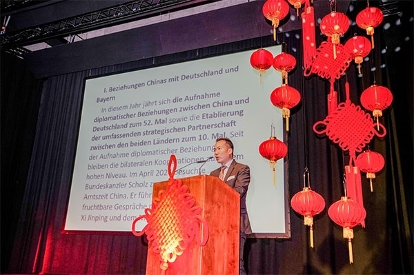 圖為郭方領(lǐng)事在致辭。（駐慕尼黑總領(lǐng)館提供）