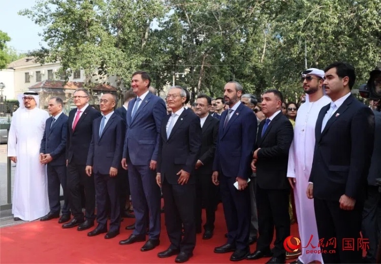 上合組織秘書長(zhǎng)及成員國(guó)駐華使節(jié)參加活動(dòng)。人民網(wǎng) 俄布拉依·對(duì)山攝