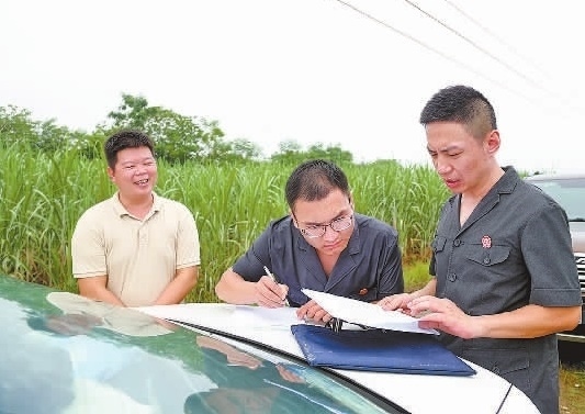 圖③：清塘后，執(zhí)行干警與某農(nóng)場(chǎng)負(fù)責(zé)人確認(rèn)魚(yú)塘交付情況。